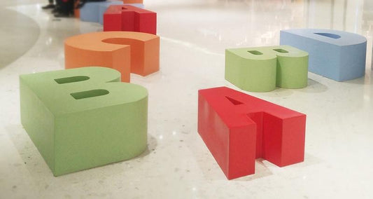 字母造型玻璃鋼椅